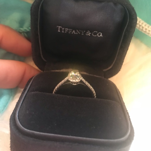 Tiffany & Co oval diamond ring - Picture 5 of 8